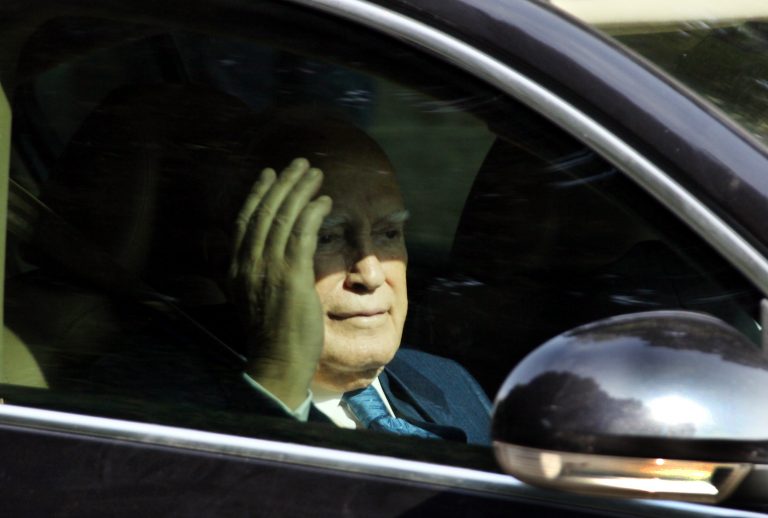 Στέλνουν οδικώς στον Παπούλια στη Λευκάδα τα διατάγματα για τις κρίσεις! | Newsit.gr Στέλνουν οδικώς στον Παπούλια στη Λευκάδα τα διατάγματα για τις κρίσεις! | Newsit.gr