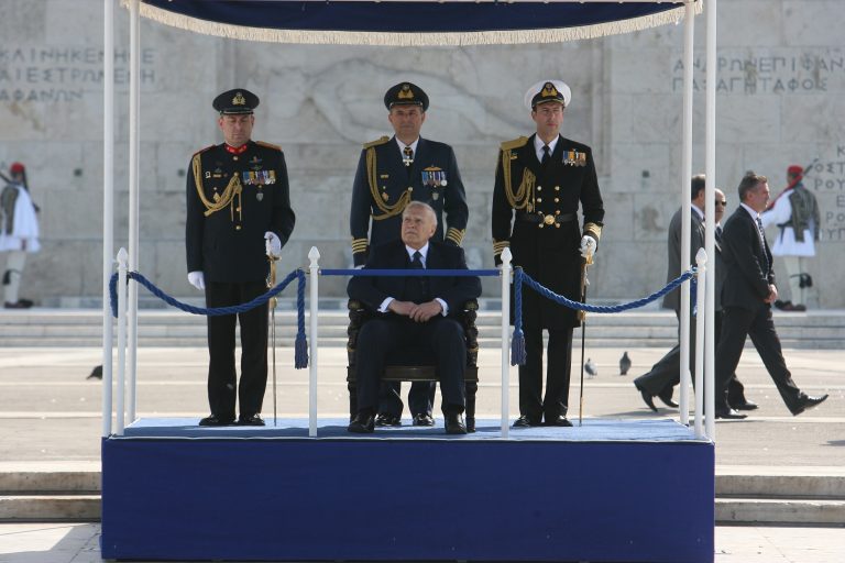 Παπούλιας προς στρατιωτικούς: «Σφίξτε τα δόντια να περάσουμε τη κρίση» | Newsit.gr Παπούλιας προς στρατιωτικούς: «Σφίξτε τα δόντια να περάσουμε τη κρίση» | Newsit.gr