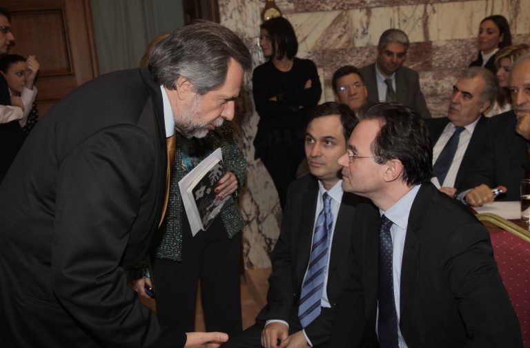 Πίσω ολοταχώς στις γονικές παροχές μετά τον εσωκομματικό εμφύλιο | Newsit.gr Πίσω ολοταχώς στις γονικές παροχές μετά τον εσωκομματικό εμφύλιο | Newsit.gr