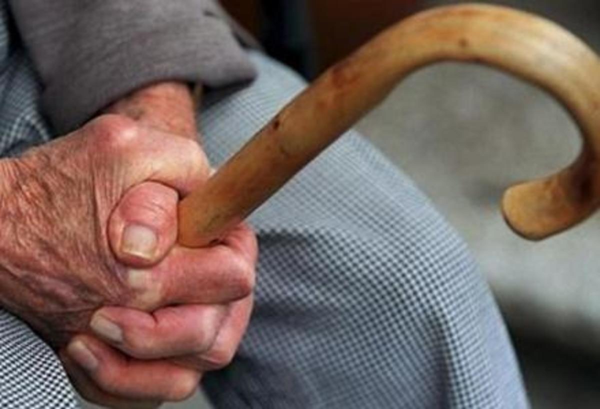 Πάτρα: Έκανε »μαύρο στο ξύλο» ηλικιωμένο για ένα κινητό! | Newsit.gr Πάτρα: Έκανε »μαύρο στο ξύλο» ηλικιωμένο για ένα κινητό! | Newsit.gr