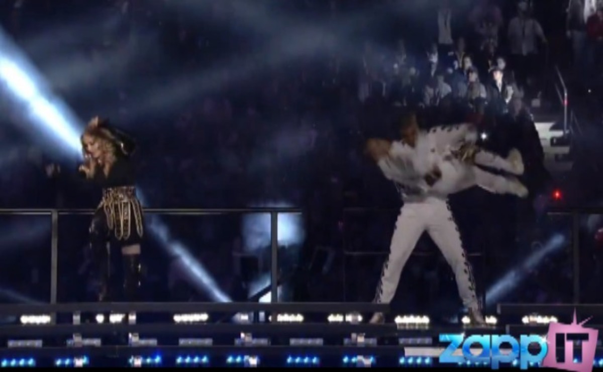 Το γλίστρημα της Madonna στο Super Bowl που κανείς δεν πρόσεξε! | Newsit.gr Το γλίστρημα της Madonna στο Super Bowl που κανείς δεν πρόσεξε! | Newsit.gr