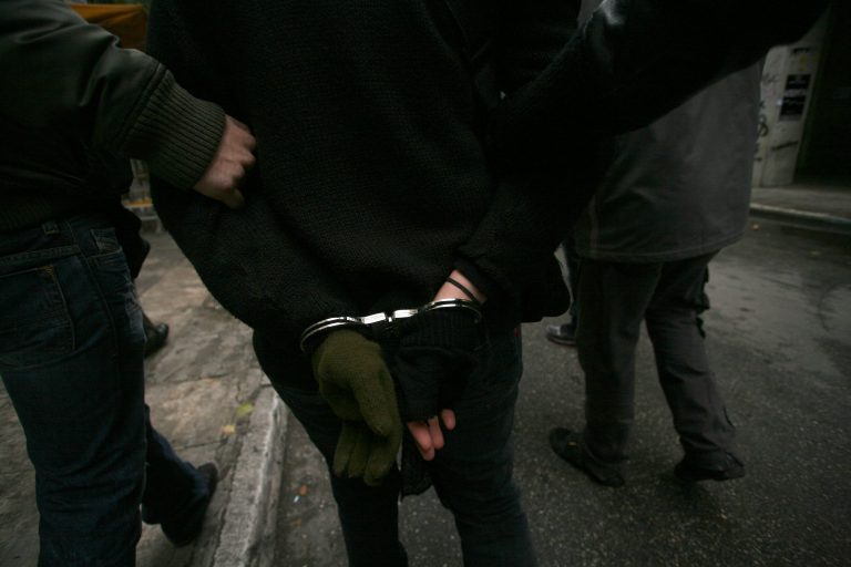 Νύχτα μολότοφ και δακρυγόνων στην Πάτρα – Δέκα προσαγωγές για τα επεισόδια | Newsit.gr Νύχτα μολότοφ και δακρυγόνων στην Πάτρα – Δέκα προσαγωγές για τα επεισόδια | Newsit.gr