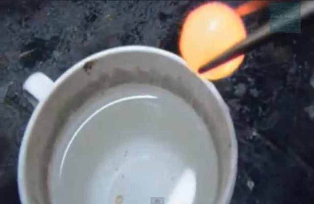 ΔΕΙΤΕ προσεκτικά τι θα συμβεί όταν η καυτή μπάλα πέσει στο νερο | Newsit.gr ΔΕΙΤΕ προσεκτικά τι θα συμβεί όταν η καυτή μπάλα πέσει στο νερο | Newsit.gr