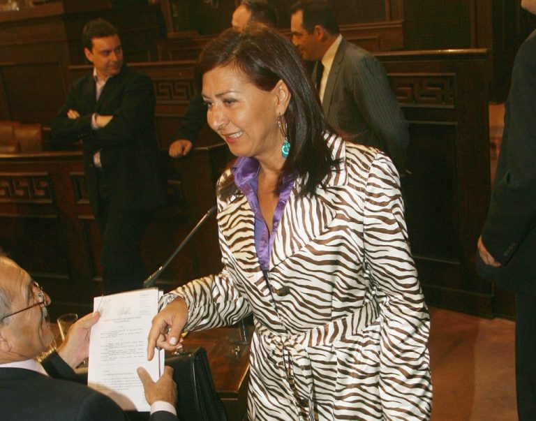 Προπηλάκισαν την Κατερίνα Περλεπέ στο κέντρο της Χαλκίδας | Newsit.gr Προπηλάκισαν την Κατερίνα Περλεπέ στο κέντρο της Χαλκίδας | Newsit.gr