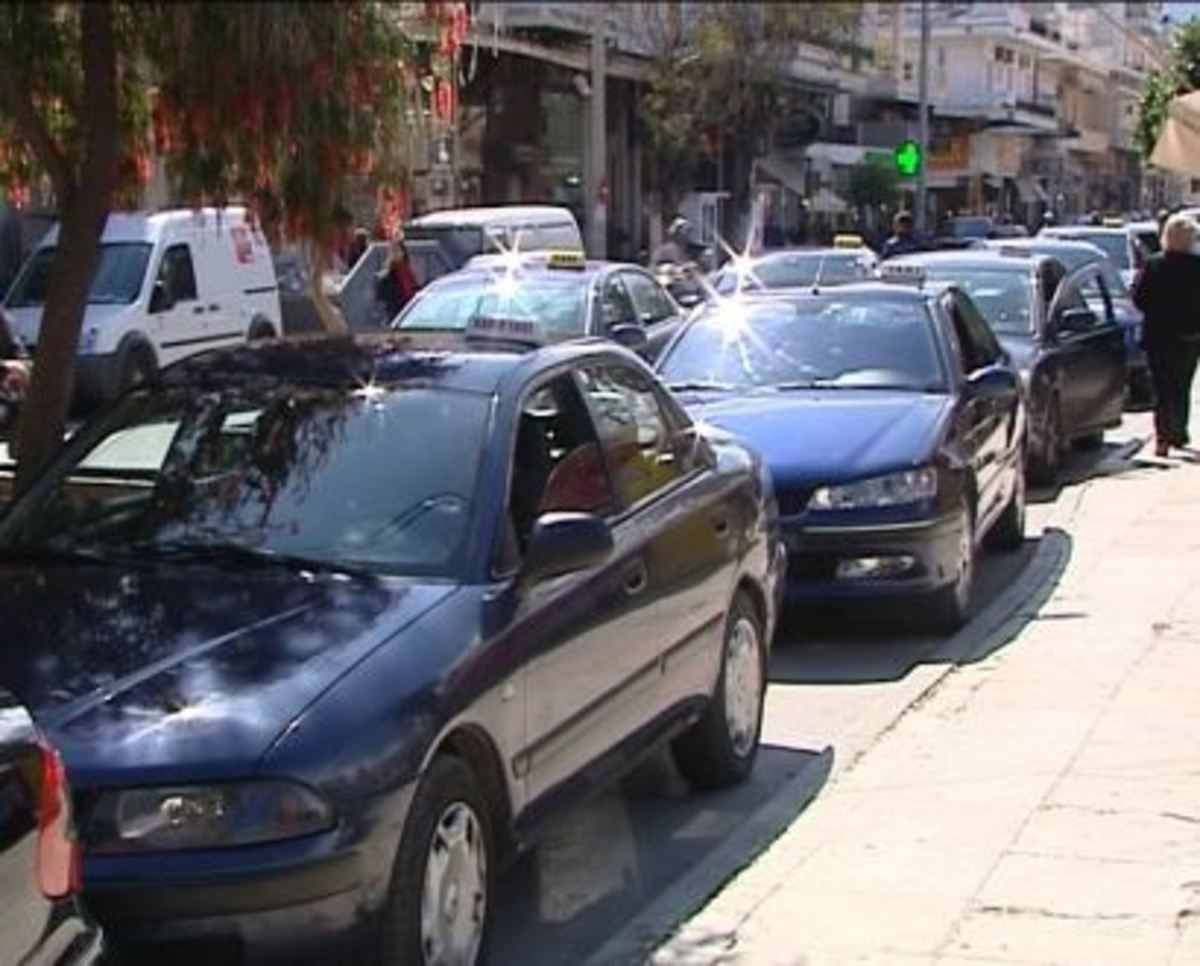 Χανιά: Στην πιάτσα του αεροδρομίου δεν υπήρχαν μόνο ταξί… | Newsit.gr Χανιά: Στην πιάτσα του αεροδρομίου δεν υπήρχαν μόνο ταξί… | Newsit.gr