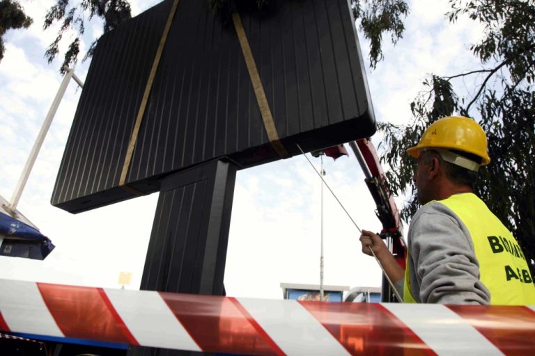 Ξεκίνησε η «αποκαθήλωση» των διαφημιστικών πινακίδων | Newsit.gr Ξεκίνησε η «αποκαθήλωση» των διαφημιστικών πινακίδων | Newsit.gr