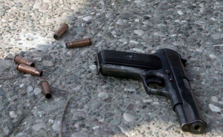 Τους απείλησε, τους έβρισε και τράβηξε όπλο… | Newsit.gr Τους απείλησε, τους έβρισε και τράβηξε όπλο… | Newsit.gr