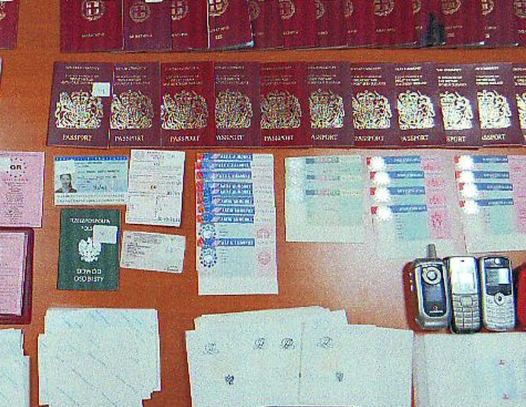 Τους συνέλαβαν για πλαστογραφία | Newsit.gr Τους συνέλαβαν για πλαστογραφία | Newsit.gr