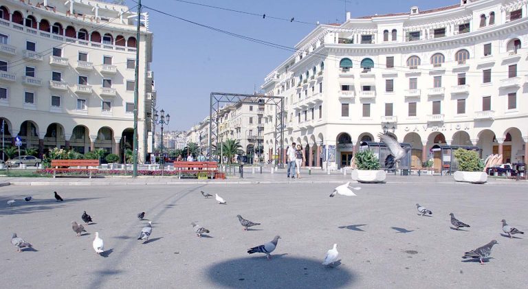 Ηράκλειο: Η δημοτική αστυνομία μοίραζε «ροζ» χαρτάκια στην πλατεία | Newsit.gr Ηράκλειο: Η δημοτική αστυνομία μοίραζε «ροζ» χαρτάκια στην πλατεία | Newsit.gr