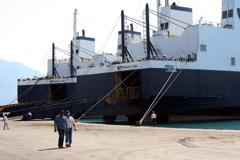 Κορινθία: Ναυτεργάτες κρατούν για τέταρτη μέρα πλοίο δεμένο στο λιμάνι | Newsit.gr Κορινθία: Ναυτεργάτες κρατούν για τέταρτη μέρα πλοίο δεμένο στο λιμάνι | Newsit.gr