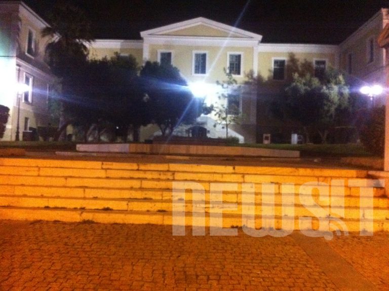 Επιτέθηκαν με πέτρες και ξύλα στη συνοδεία του Γ. Βαρδινογιάννη | Newsit.gr Επιτέθηκαν με πέτρες και ξύλα στη συνοδεία του Γ. Βαρδινογιάννη | Newsit.gr