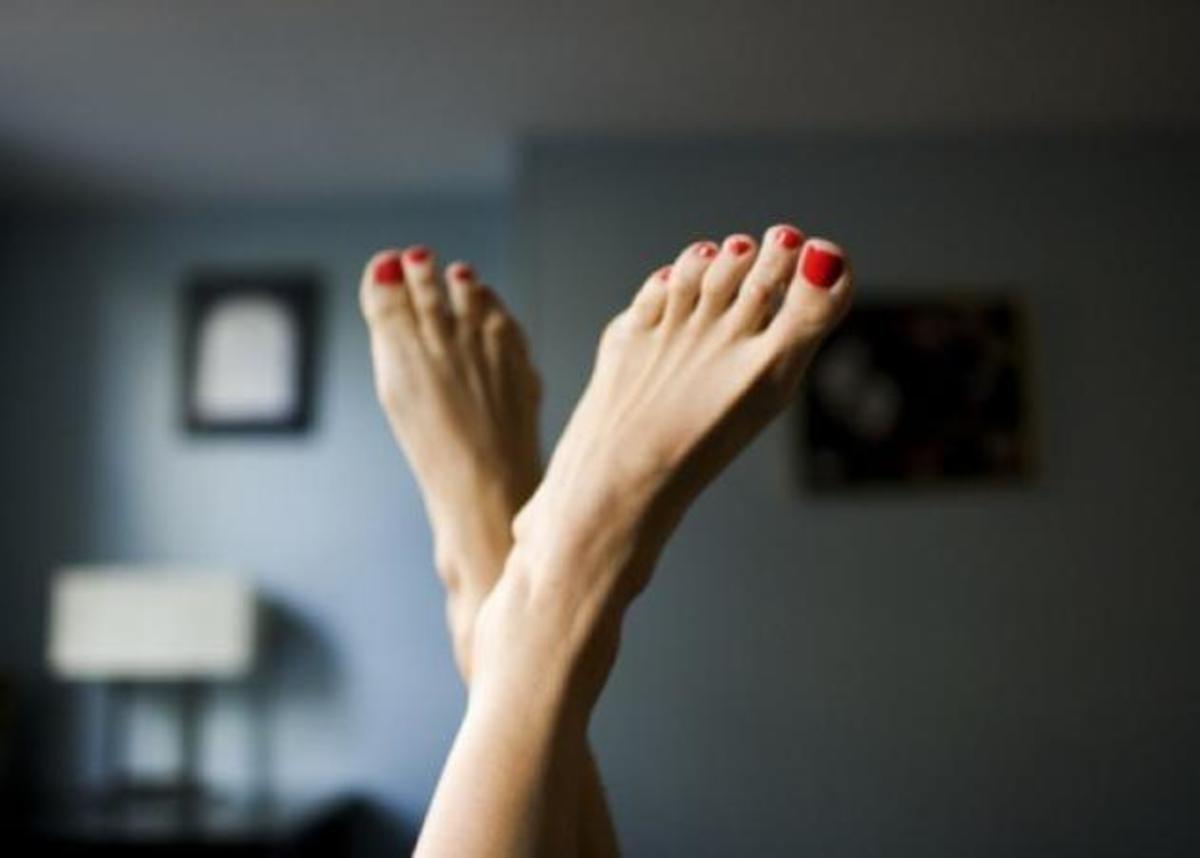 Πόσες από εσάς έχετε καταστρέψει το πεντικιούρ σας επειδή φορέσατε παπούτσια μετά από ωωωωρες; | Newsit.gr Πόσες από εσάς έχετε καταστρέψει το πεντικιούρ σας επειδή φορέσατε παπούτσια μετά από ωωωωρες; | Newsit.gr