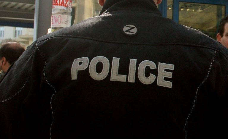 Θεσσαλονίκη:Ο κλέφτης φορούσε μπουφάν της αστυνομίας | Newsit.gr Θεσσαλονίκη:Ο κλέφτης φορούσε μπουφάν της αστυνομίας | Newsit.gr