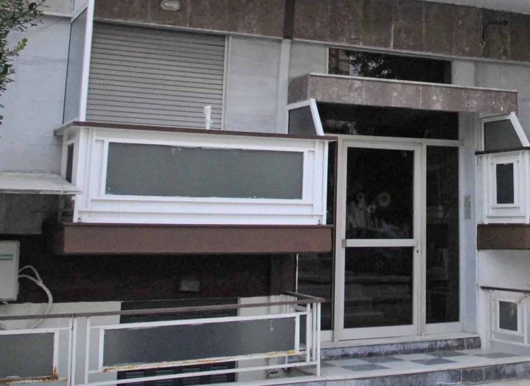 Κορινθία: Αντιμέτωπη με 3 ληστές στο σπίτι της! | Newsit.gr Κορινθία: Αντιμέτωπη με 3 ληστές στο σπίτι της! | Newsit.gr