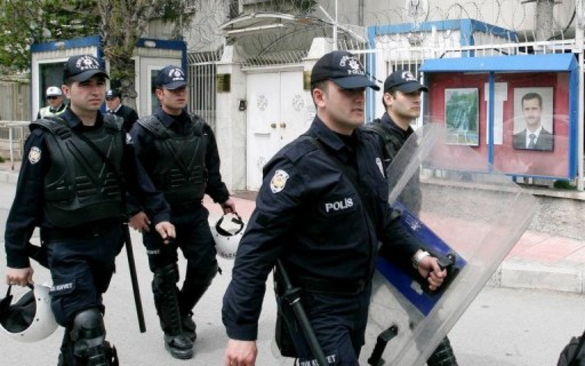 Τουρκία: Η αστυνομία αναζητεί απόστρατους αξιωματικούς για το «μεταμοντέρνο πραξικόπημα» | Newsit.gr Τουρκία: Η αστυνομία αναζητεί απόστρατους αξιωματικούς για το «μεταμοντέρνο πραξικόπημα» | Newsit.gr