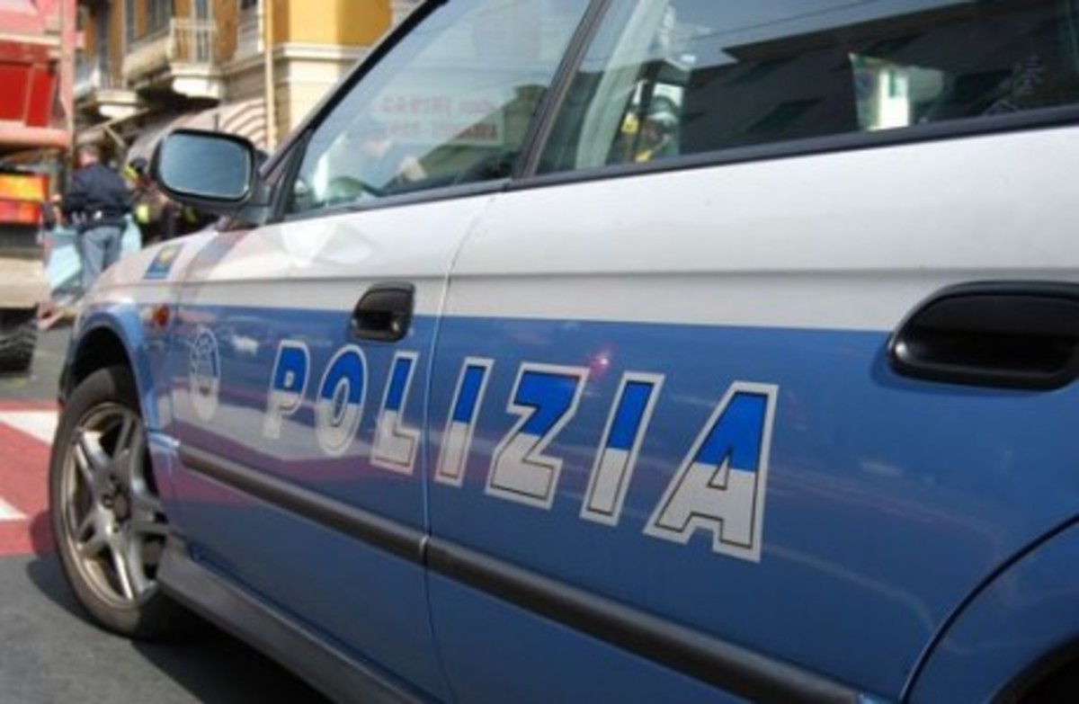 Ιταλία: 20 παράνομοι μετανάστες στιβαγμένοι σε τροχόσπιτο Ελλήνων | Newsit.gr Ιταλία: 20 παράνομοι μετανάστες στιβαγμένοι σε τροχόσπιτο Ελλήνων | Newsit.gr