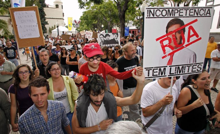 Πορτογαλία: Πάνω από 100 χιλιάδες διαδηλωτές βγήκαν στους δρόμους | Newsit.gr Πορτογαλία: Πάνω από 100 χιλιάδες διαδηλωτές βγήκαν στους δρόμους | Newsit.gr