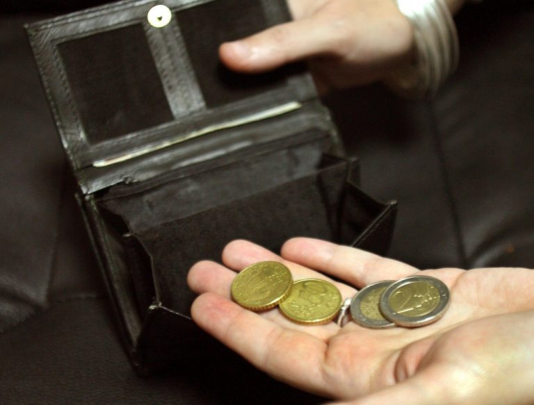 Πόσο θα πληρώσουμε την μείωση του αφορολόγητου | Newsit.gr Πόσο θα πληρώσουμε την μείωση του αφορολόγητου | Newsit.gr