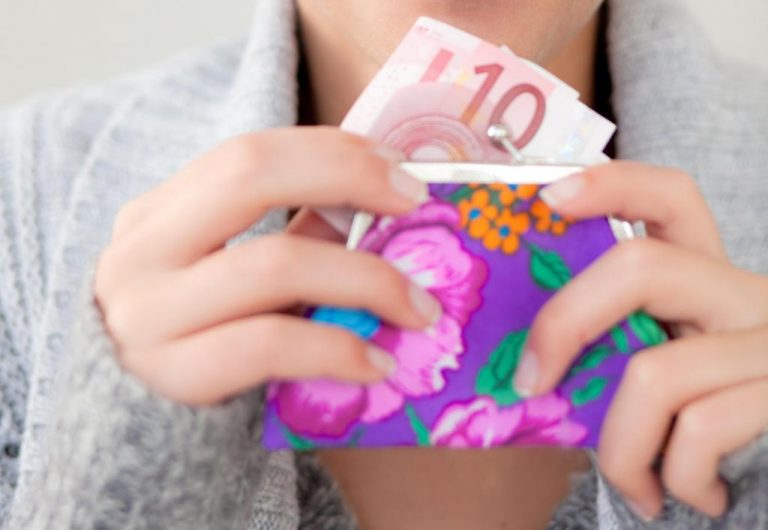Έκλεβε λεφτά μέσα από την τσάντα της αφεντικίνας της! Μέχρι που την έπιασαν… | Newsit.gr Έκλεβε λεφτά μέσα από την τσάντα της αφεντικίνας της! Μέχρι που την έπιασαν… | Newsit.gr