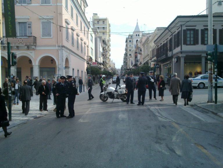 Πάτρα: Πήραν στο κυνήγι τους αστυνομικούς με νεράτζια και τασάκια! | Newsit.gr Πάτρα: Πήραν στο κυνήγι τους αστυνομικούς με νεράτζια και τασάκια! | Newsit.gr