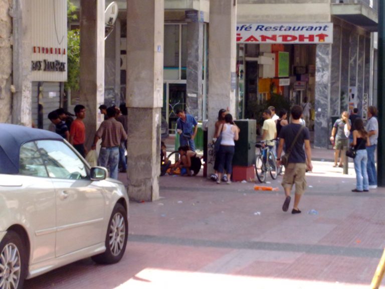Άλλοι πίνουν καφέ στο Κολωνάκι κι άλλοι δίπλα στα σκουπίδια | Newsit.gr Άλλοι πίνουν καφέ στο Κολωνάκι κι άλλοι δίπλα στα σκουπίδια | Newsit.gr