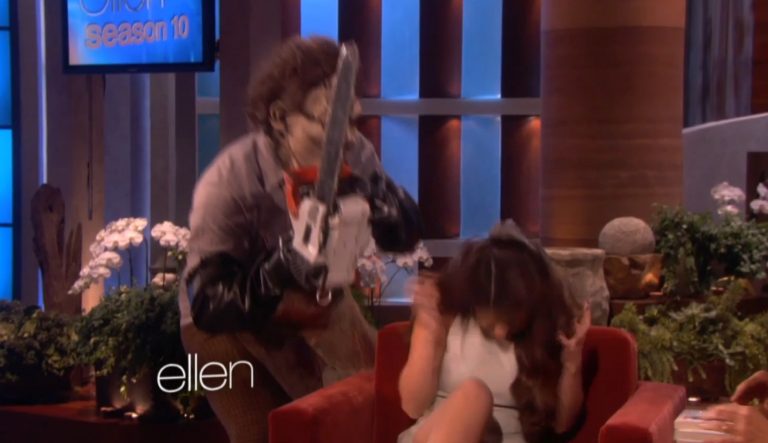 Δύο φορές κατατρόμαξε η Selena Gomez στην εκπομπή της Ellen Degeneres | Newsit.gr Δύο φορές κατατρόμαξε η Selena Gomez στην εκπομπή της Ellen Degeneres | Newsit.gr