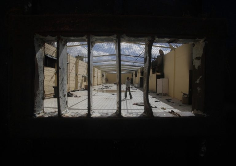 Χάος στη νότια Λιβύη – 200 κρατούμενοι δραπέτευσαν από φυλακή | Newsit.gr Χάος στη νότια Λιβύη – 200 κρατούμενοι δραπέτευσαν από φυλακή | Newsit.gr