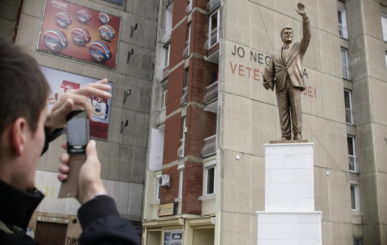 Επίθεση εναντίον του πρωθυπουργού του Κοσσόβου | Newsit.gr Επίθεση εναντίον του πρωθυπουργού του Κοσσόβου | Newsit.gr
