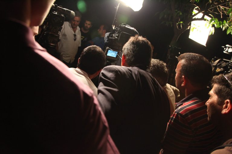 Τι έβλεπαν οι δημοσιογράφοι έξω από το Προεδρικό; (ΦΩΤΟ) | Newsit.gr Τι έβλεπαν οι δημοσιογράφοι έξω από το Προεδρικό; (ΦΩΤΟ) | Newsit.gr