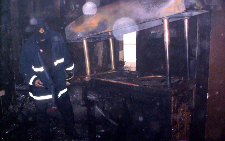 Πυρκαγιά σε εκκλησία | Newsit.gr Πυρκαγιά σε εκκλησία | Newsit.gr