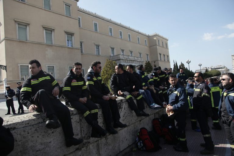 Έβαλαν.. «φωτιά» στην Ολομέλεια οι Πυροσβέστες! | Newsit.gr Έβαλαν.. «φωτιά» στην Ολομέλεια οι Πυροσβέστες! | Newsit.gr