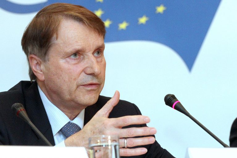 Έβαλαν φωτιά στο αυτοκίνητο της γυναίκας του Ράιχενμπαχ | Newsit.gr Έβαλαν φωτιά στο αυτοκίνητο της γυναίκας του Ράιχενμπαχ | Newsit.gr