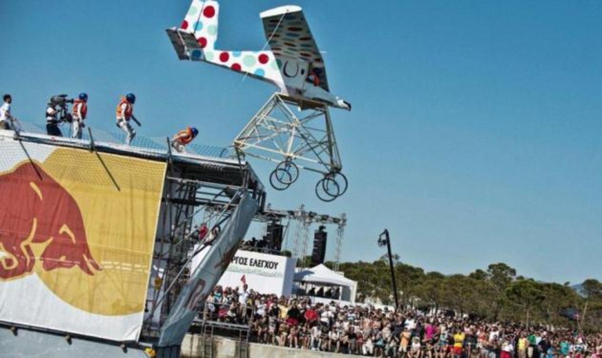 2ο RED BULL FLUGTAG! Μια καυτή «ημέρα πτήσης»! | Newsit.gr 2ο RED BULL FLUGTAG! Μια καυτή «ημέρα πτήσης»! | Newsit.gr