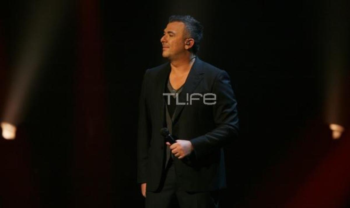 Α. Ρέμος: Η αποθέωση από το κοινό και το εντυπωσιακό εφέ με τα λουλούδια στη σκηνή! Video | Newsit.gr Α. Ρέμος: Η αποθέωση από το κοινό και το εντυπωσιακό εφέ με τα λουλούδια στη σκηνή! Video | Newsit.gr