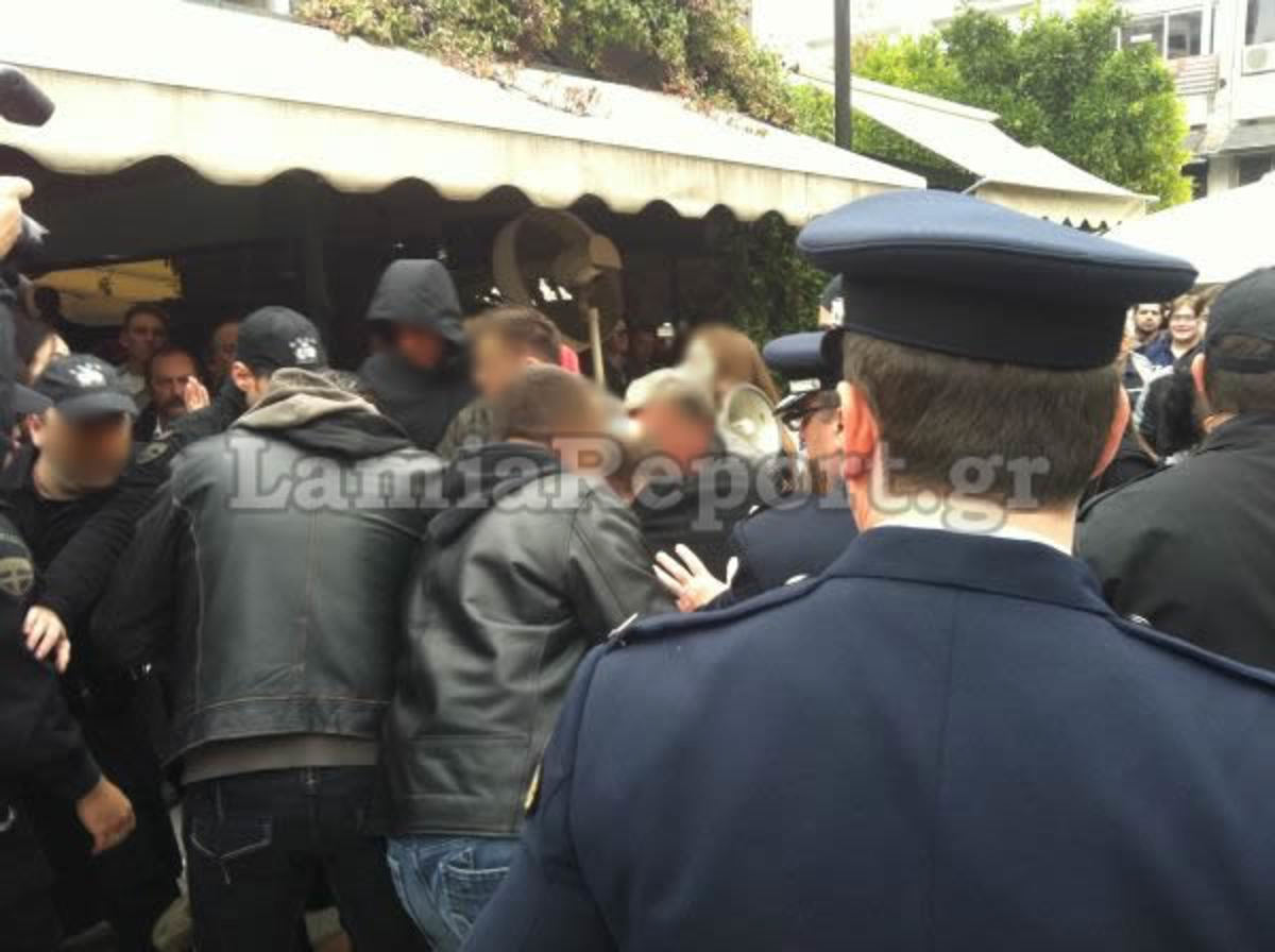 Λαμία:Έβριζαν τους επισήμους μέχρι και οι μαθητές που έκαναν παρέλαση! | Newsit.gr Λαμία:Έβριζαν τους επισήμους μέχρι και οι μαθητές που έκαναν παρέλαση! | Newsit.gr