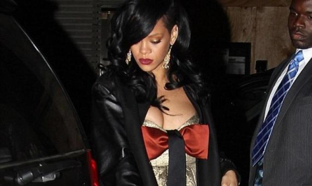 Rihanna: Το αστειάκι της μαμάς της για τον Ashton Kutcher που την έκανε να ντραπεί! | Newsit.gr Rihanna: Το αστειάκι της μαμάς της για τον Ashton Kutcher που την έκανε να ντραπεί! | Newsit.gr