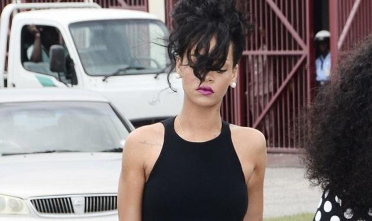Απαρηγόρητη η Rihanna στην κηδεία της γιαγιάς της | Newsit.gr Απαρηγόρητη η Rihanna στην κηδεία της γιαγιάς της | Newsit.gr