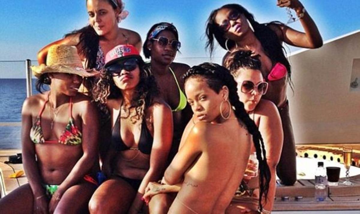Rihanna: Η topless εμφάνισή της που ανάβει φωτιές! Φωτογραφίες | Newsit.gr Rihanna: Η topless εμφάνισή της που ανάβει φωτιές! Φωτογραφίες | Newsit.gr