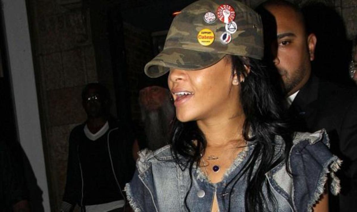 Mε το μαλακό Rihanna! Λίγο μετά το νοσοκομείο ξεσαλώνει σε club με την παρέα της! | Newsit.gr Mε το μαλακό Rihanna! Λίγο μετά το νοσοκομείο ξεσαλώνει σε club με την παρέα της! | Newsit.gr
