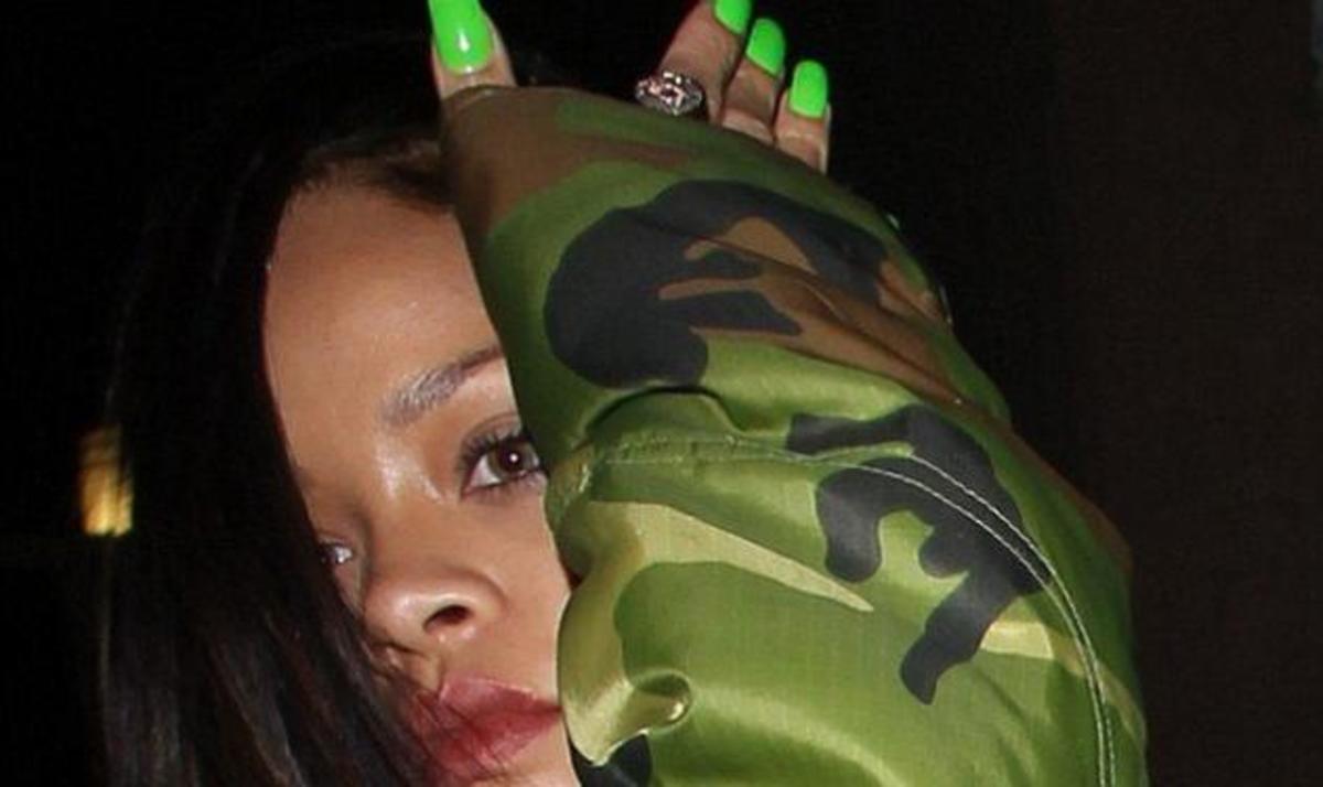Η Rihanna, το φόρεμα με την μαριχουάνα και τα τραγικά νύχια! | Newsit.gr Η Rihanna, το φόρεμα με την μαριχουάνα και τα τραγικά νύχια! | Newsit.gr