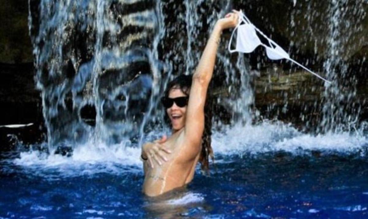 Rihanna: Κάνει μπάνιο topless στη Χαβάη! Δες φωτογραφίες | Newsit.gr Rihanna: Κάνει μπάνιο topless στη Χαβάη! Δες φωτογραφίες | Newsit.gr