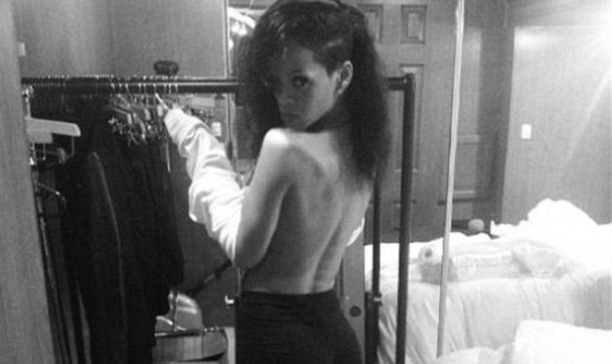 Rihanna: Oι topless φωτογραφίες της και ο μισόγυμνος Chris Brown στο κρεβάτι της! | Newsit.gr Rihanna: Oι topless φωτογραφίες της και ο μισόγυμνος Chris Brown στο κρεβάτι της! | Newsit.gr