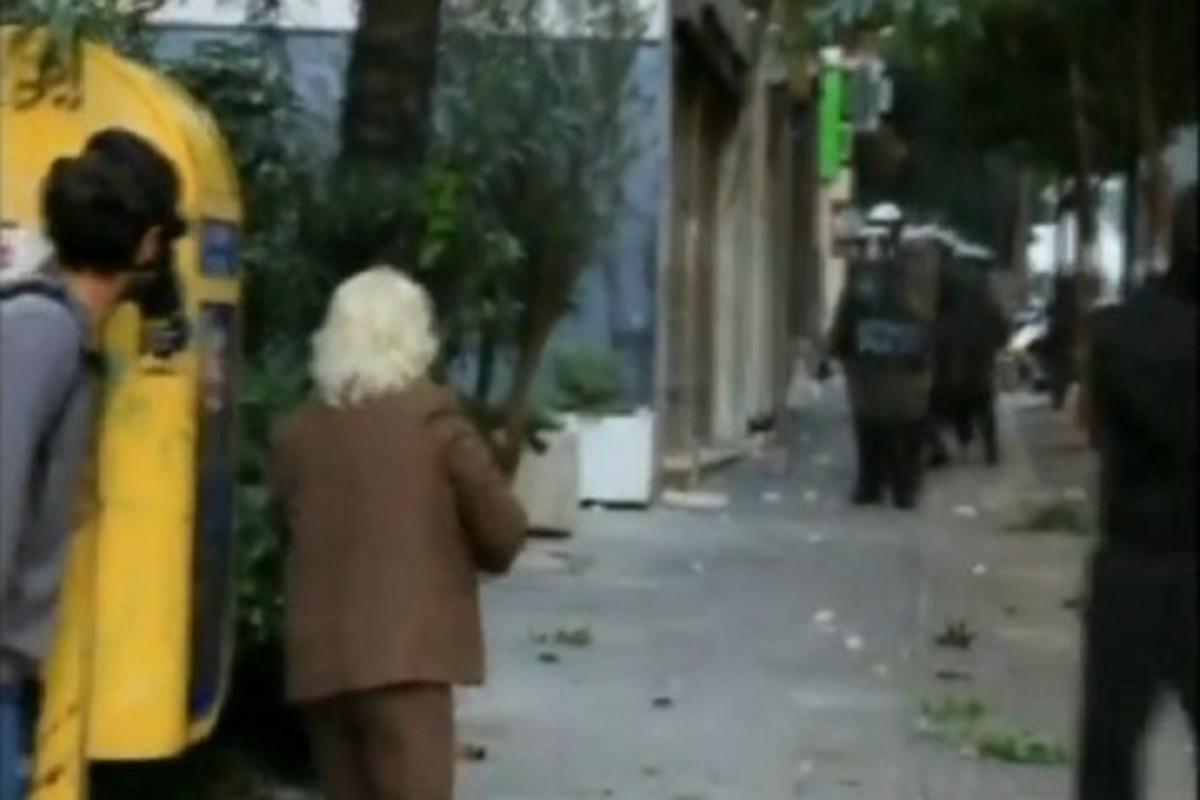 «Αναρχική»… γιαγιά πετάει πέτρες στα ΜΑΤ! -Video | Newsit.gr «Αναρχική»… γιαγιά πετάει πέτρες στα ΜΑΤ! -Video | Newsit.gr