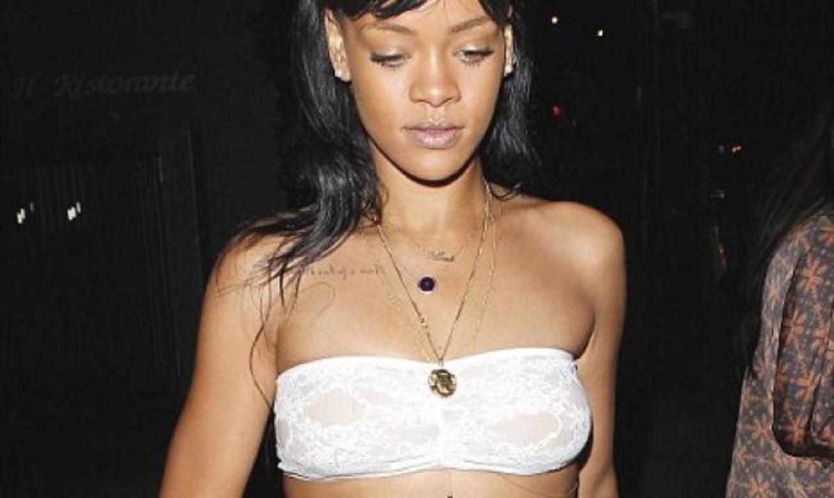 Mama mia! H Rihanna μας δείχνει τους κοιλιακούς της καθώς πηγαίνει σε ιταλικό γέυμα! | Newsit.gr Mama mia! H Rihanna μας δείχνει τους κοιλιακούς της καθώς πηγαίνει σε ιταλικό γέυμα! | Newsit.gr