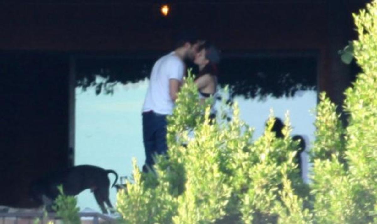 R. Pattinson – K. Stewart: Καυτά φιλιά και αγκαλιές μετά την επανασύνδεση! Φωτογραφίες | Newsit.gr R. Pattinson – K. Stewart: Καυτά φιλιά και αγκαλιές μετά την επανασύνδεση! Φωτογραφίες | Newsit.gr