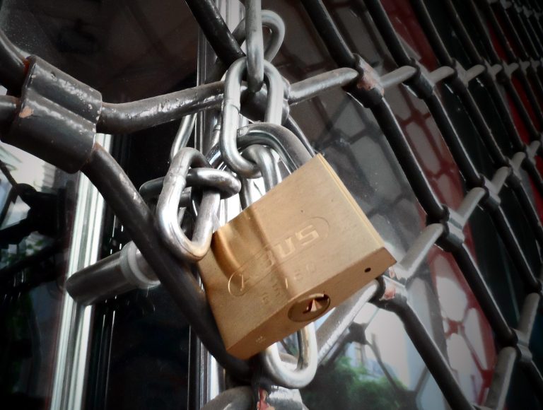 Ρολά κατεβάζουν την Τρίτη και τα εμπορικά καταστήματα | Newsit.gr Ρολά κατεβάζουν την Τρίτη και τα εμπορικά καταστήματα | Newsit.gr