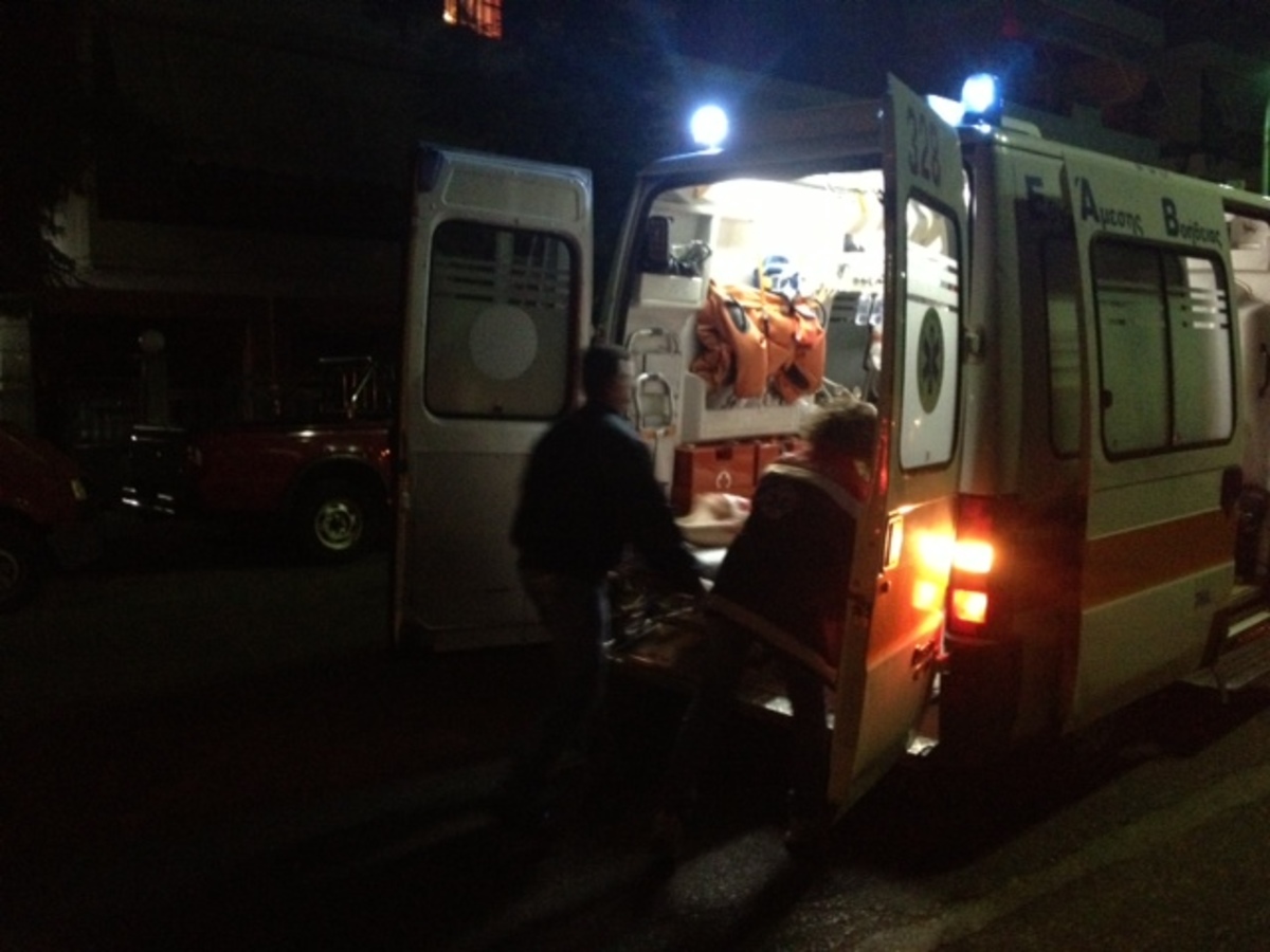 Αγρίνιο: Τον έβλεπαν από το κατάστημα να κόβει τις φλέβες του! | Newsit.gr Αγρίνιο: Τον έβλεπαν από το κατάστημα να κόβει τις φλέβες του! | Newsit.gr