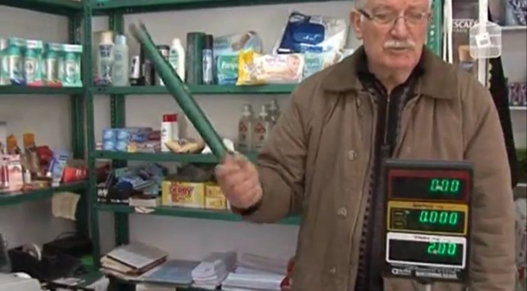 Πάτρα: Κουκουλοφόρος βρήκε τον δάσκαλό του, από παππού με ρόπαλο -Δείτε το βίντεο! | Newsit.gr Πάτρα: Κουκουλοφόρος βρήκε τον δάσκαλό του, από παππού με ρόπαλο -Δείτε το βίντεο! | Newsit.gr