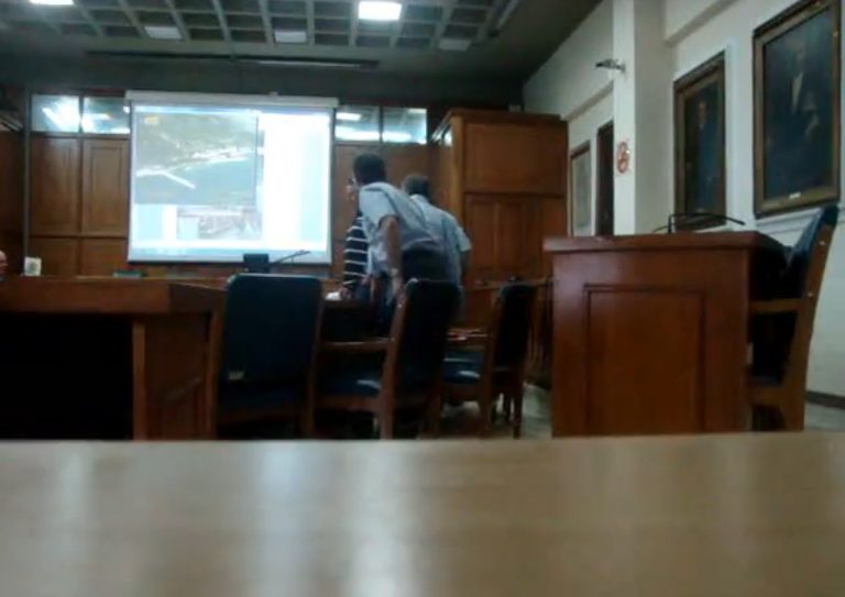 Τρίκαλα: Κάτι έχουν οι καρέκλες…-Νέα πτώση στο δημοτικό συμβούλιο! | Newsit.gr Τρίκαλα: Κάτι έχουν οι καρέκλες…-Νέα πτώση στο δημοτικό συμβούλιο! | Newsit.gr