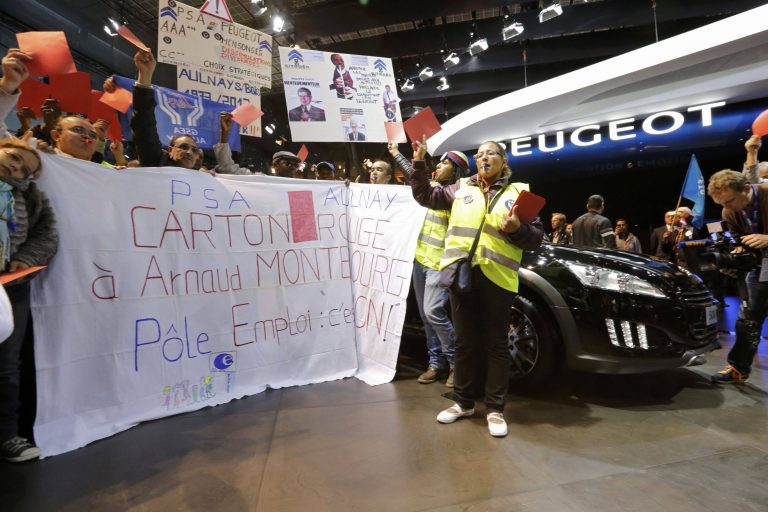 Σαλόνι αυτοκινήτου με … συνθήματα | Newsit.gr Σαλόνι αυτοκινήτου με … συνθήματα | Newsit.gr